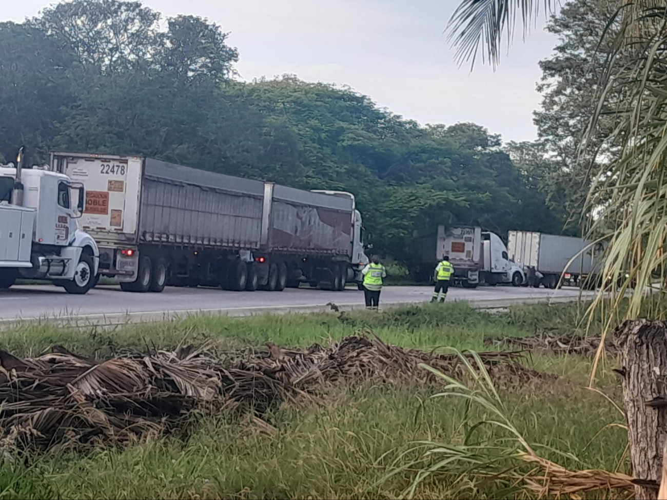 Elementos de la Guardia Nacional resguardaron la unidad para evitar la rapiña. Elementos de la Guardia Nacional resguardaron la unidad para evitar la rapiña.