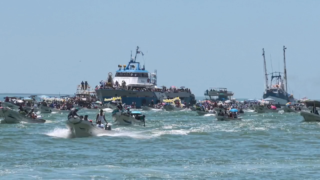Entre oraciones y fervor, miles acompañan a la Patrona del Mar en Campeche