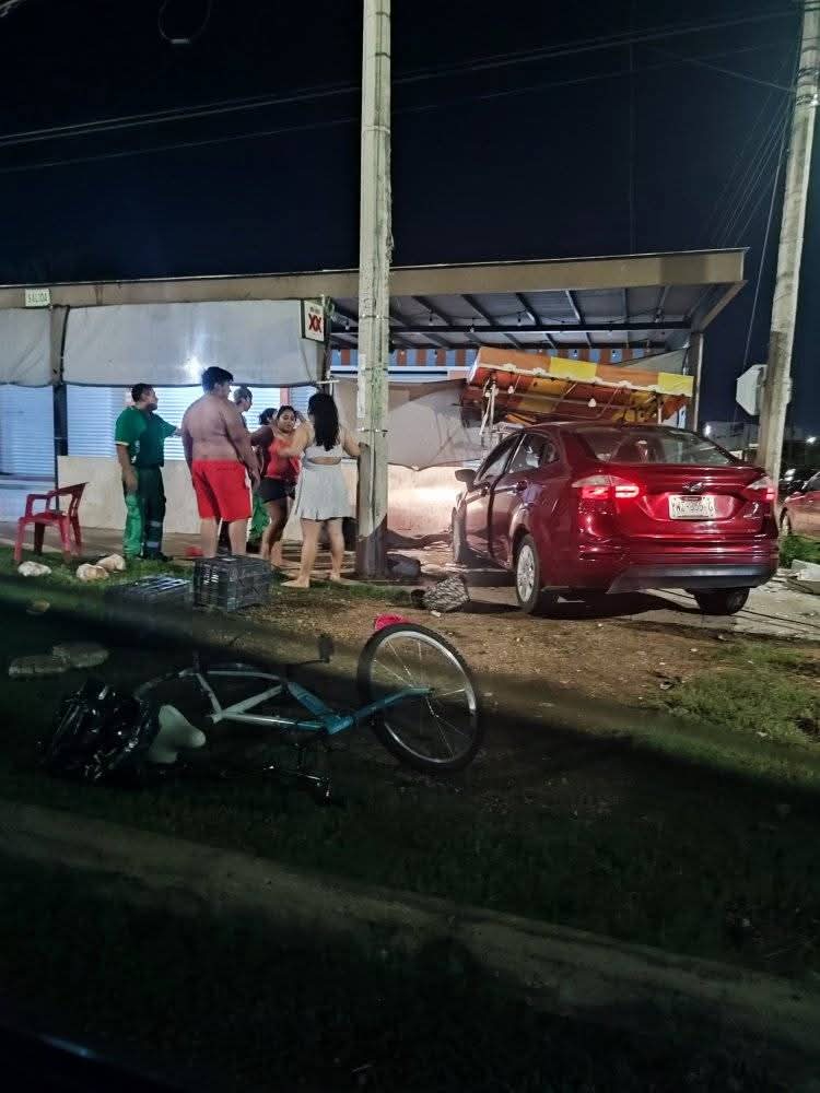 La comerciante quedó prensada contra un muro y su carrito de hot dogs; su salud es muy delicado.