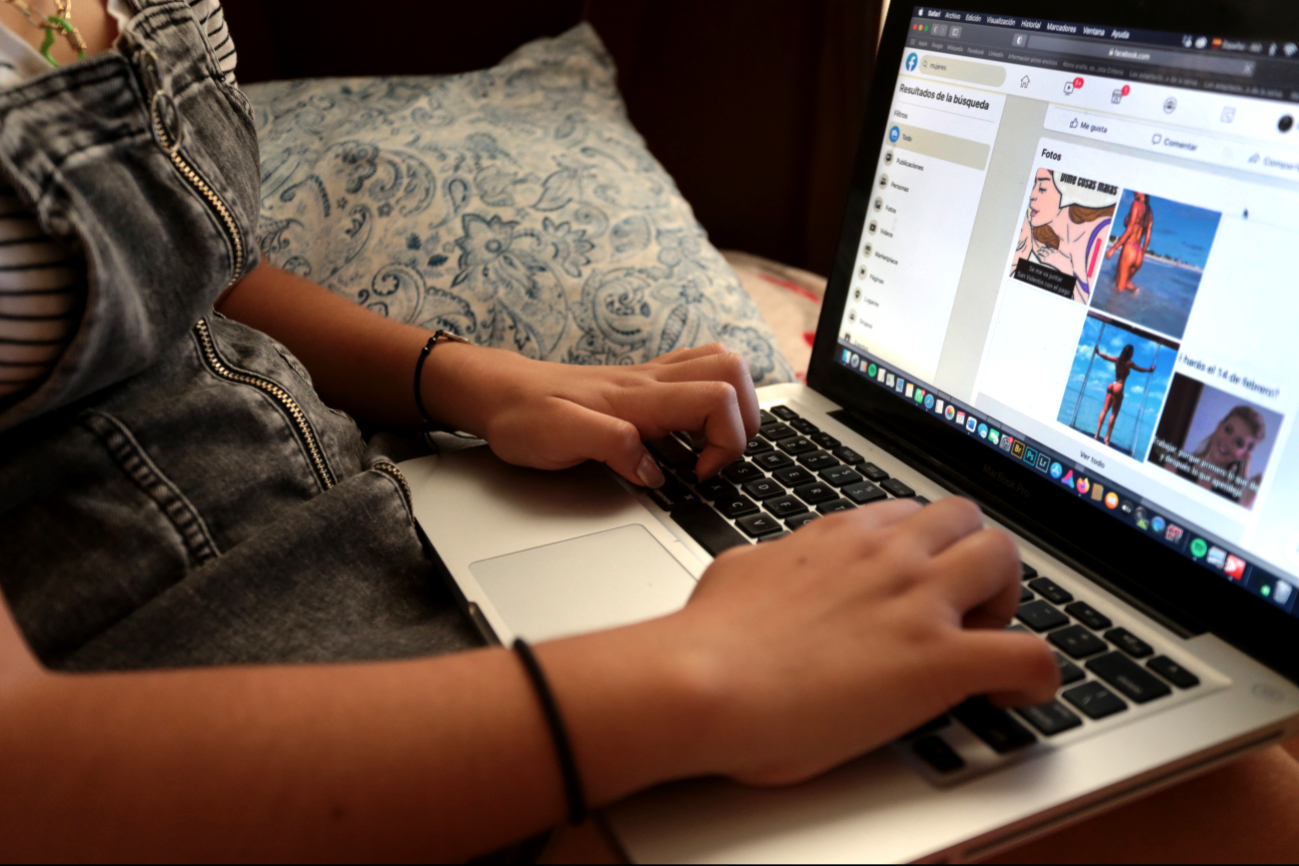 La publicidad apócrifa en páginas de Internet genera que caigan en redes; se les promete trabajar como modelos y terminan siendo explotadas sexualmente. La publicidad apócrifa en páginas de Internet genera que caigan en redes; se les promete trabajar como modelos y terminan siendo explotadas sexualmente.