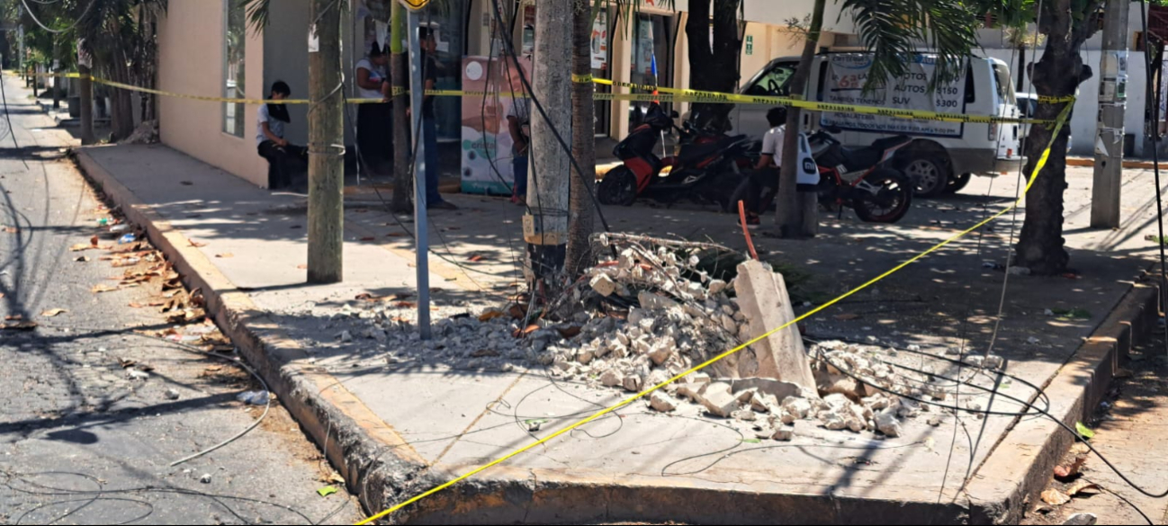 La vialidad tuvo que ser cerrada por los daños causados La vialidad tuvo que ser cerrada por los daños causados