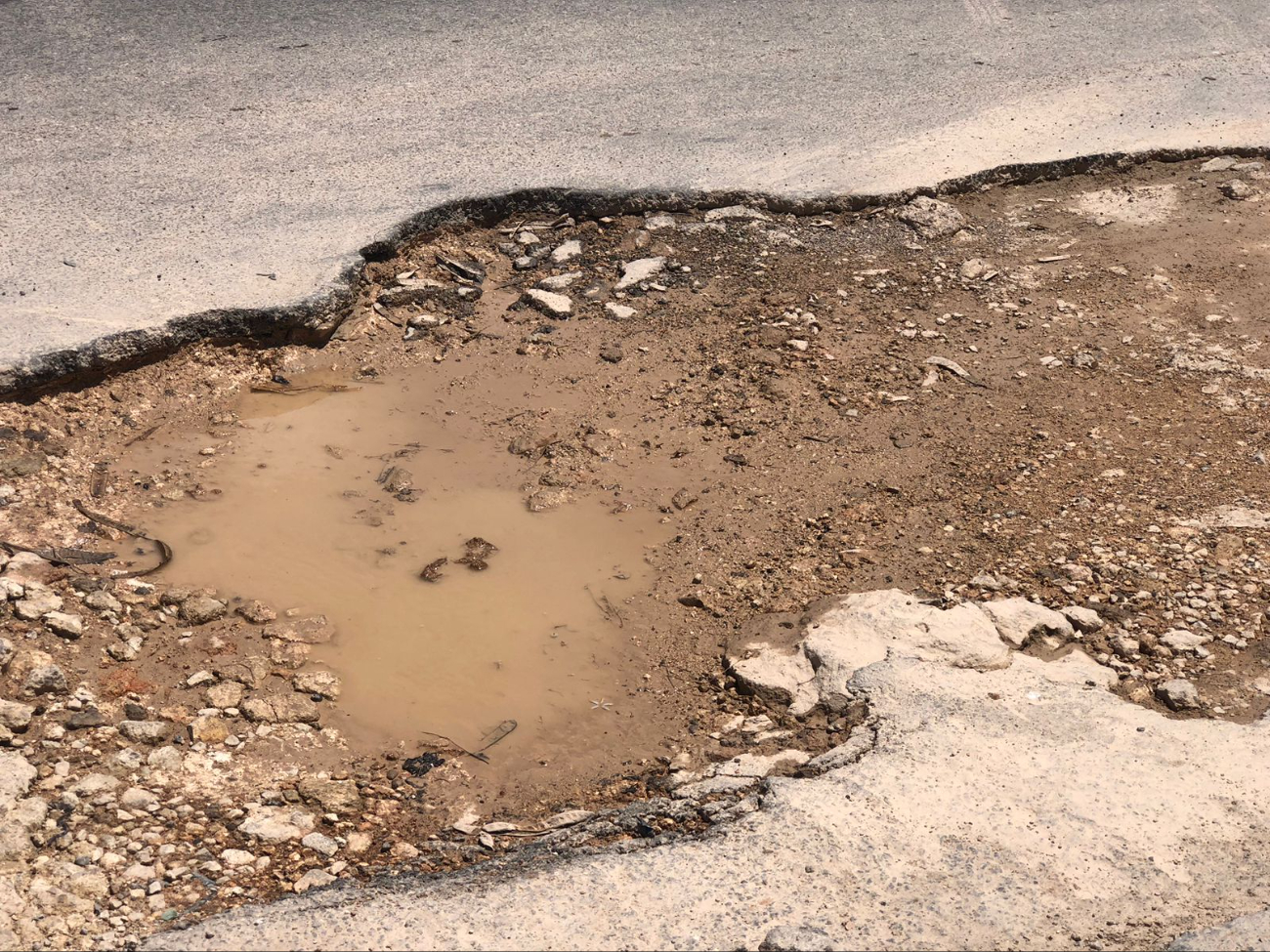 Los baches se vuelven más peligrosos para los conductores en tiempo de lluvias. Los baches se vuelven más peligrosos para los conductores en tiempo de lluvias.