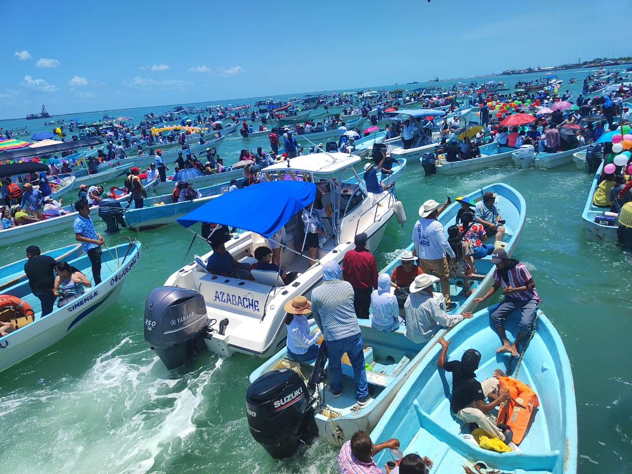 Miles de fieles católicos y creyentes acompañaron con fervor a la Virgen del Carmen Miles de fieles católicos y creyentes acompañaron con fervor a la Virgen del Carmen
