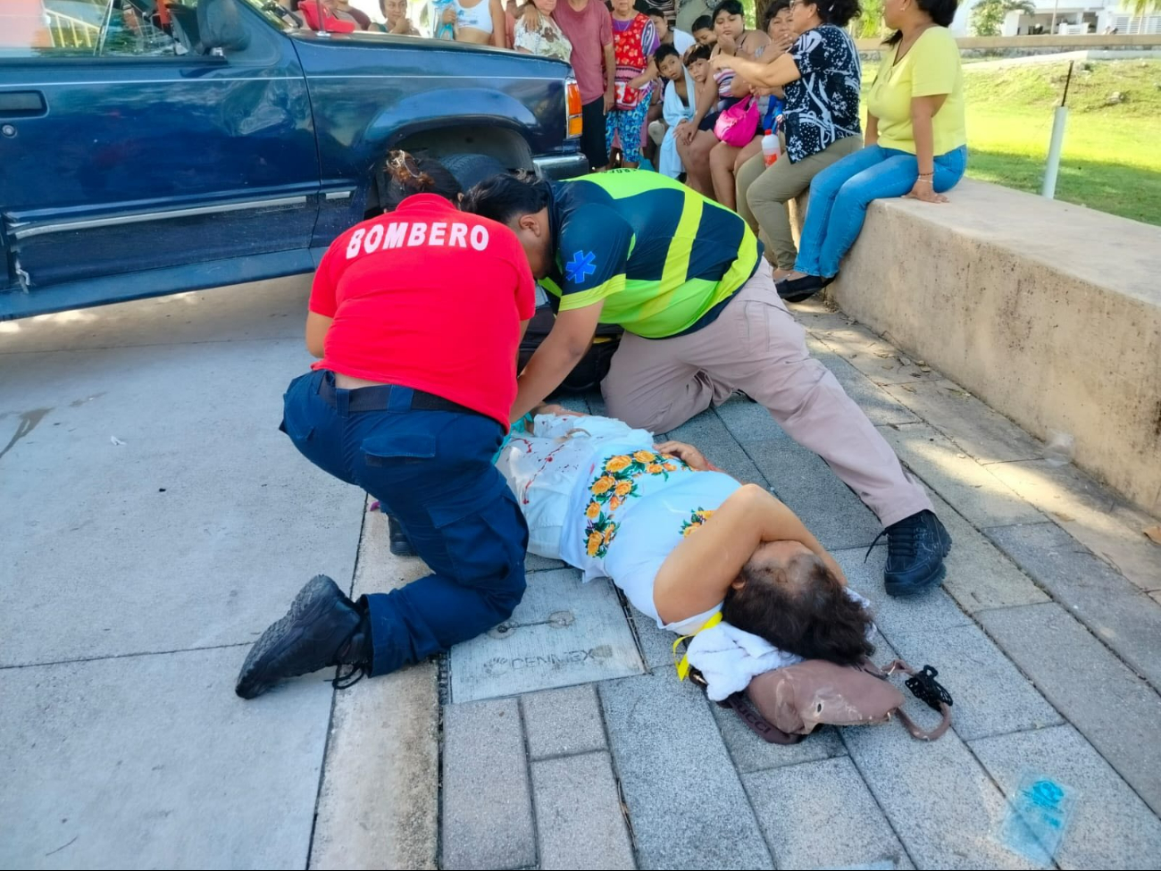 Según la valoración de los paramédicos, la mujer probablemente sufrió fracturas en las piernas Según la valoración de los paramédicos, la mujer probablemente sufrió fracturas en las piernas