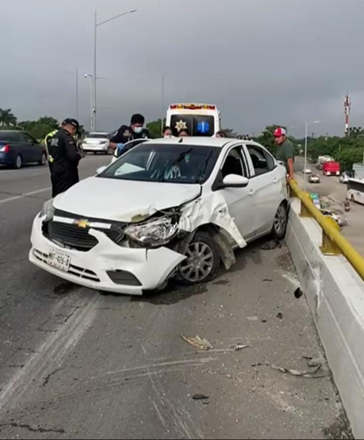 Seis heridos y cinco vehículos dañados en choque en el paso a desnivel
