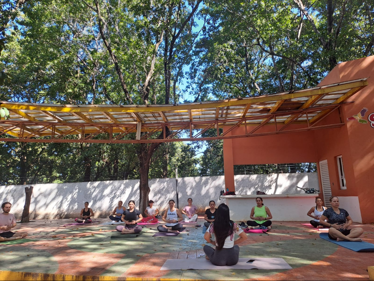 Actividades como yoga, tai chi, zumba y salsa de lunes a viernes. Actividades como yoga, tai chi, zumba y salsa de lunes a viernes.