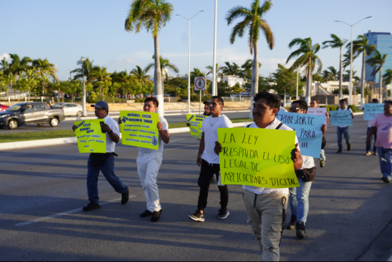 Choferes de Didi e InDrive marchan para pedir facilidades laborales