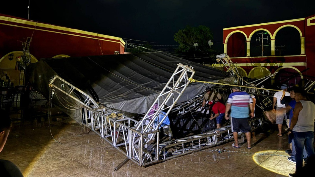 Colapsa escenario de la Feria de Ticul por las fuertes lluvias
