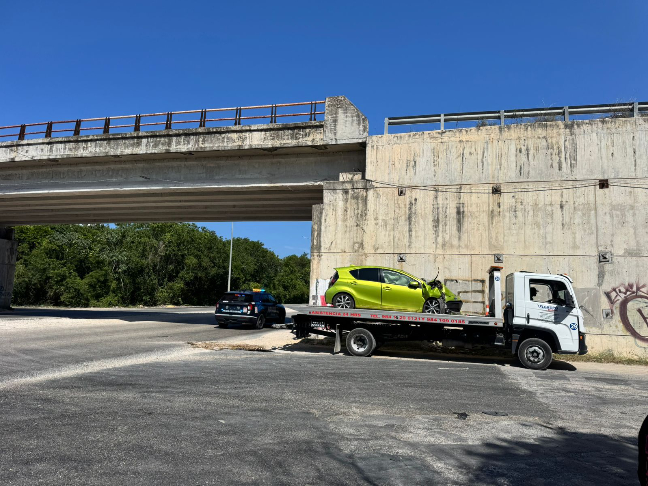 El accidente generó tráfico en la vialidad, al igual que trabajos de limpieza El accidente generó tráfico en la vialidad, al igual que trabajos de limpieza