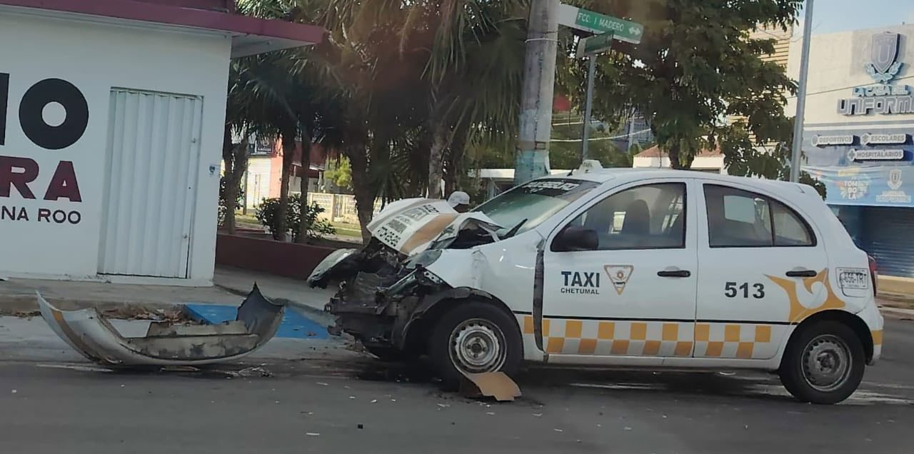 Taxista protagoniza fuerte accidente automovilístico en Chetumal