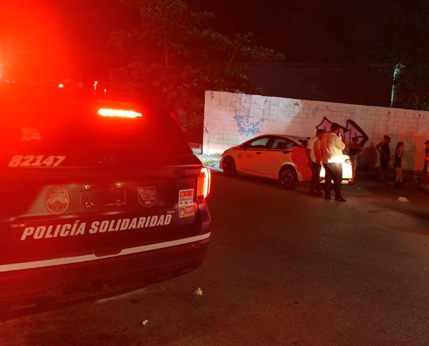 Extranjeros arribaron en una van turística, robando sus pertenencias para después huir del lugar Extranjeros arribaron en una van turística, robando sus pertenencias para después huir del lugar