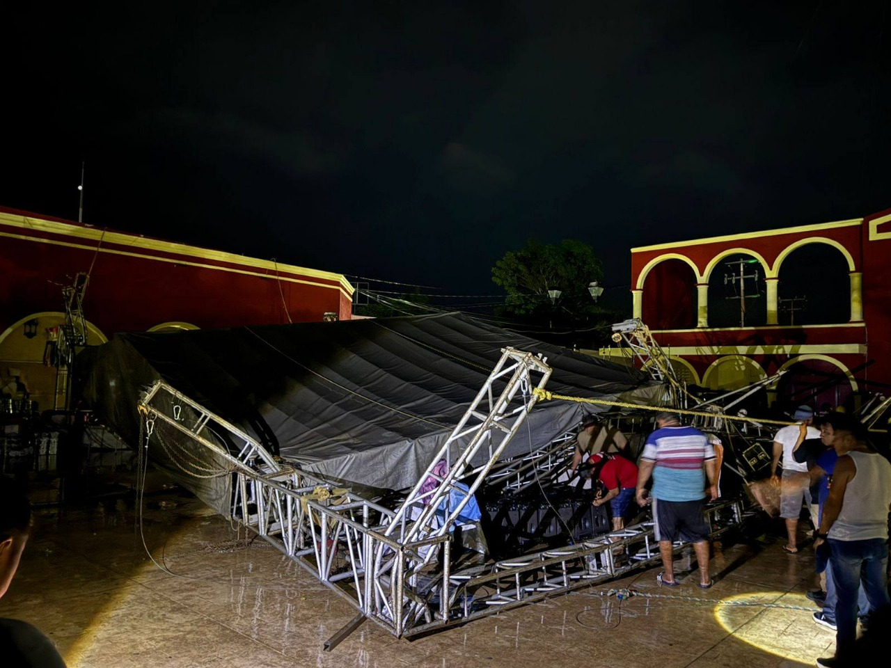 Fuertes lluvias provocan el colapso del escenario de la Feria de Ticul; así fue el momento 
