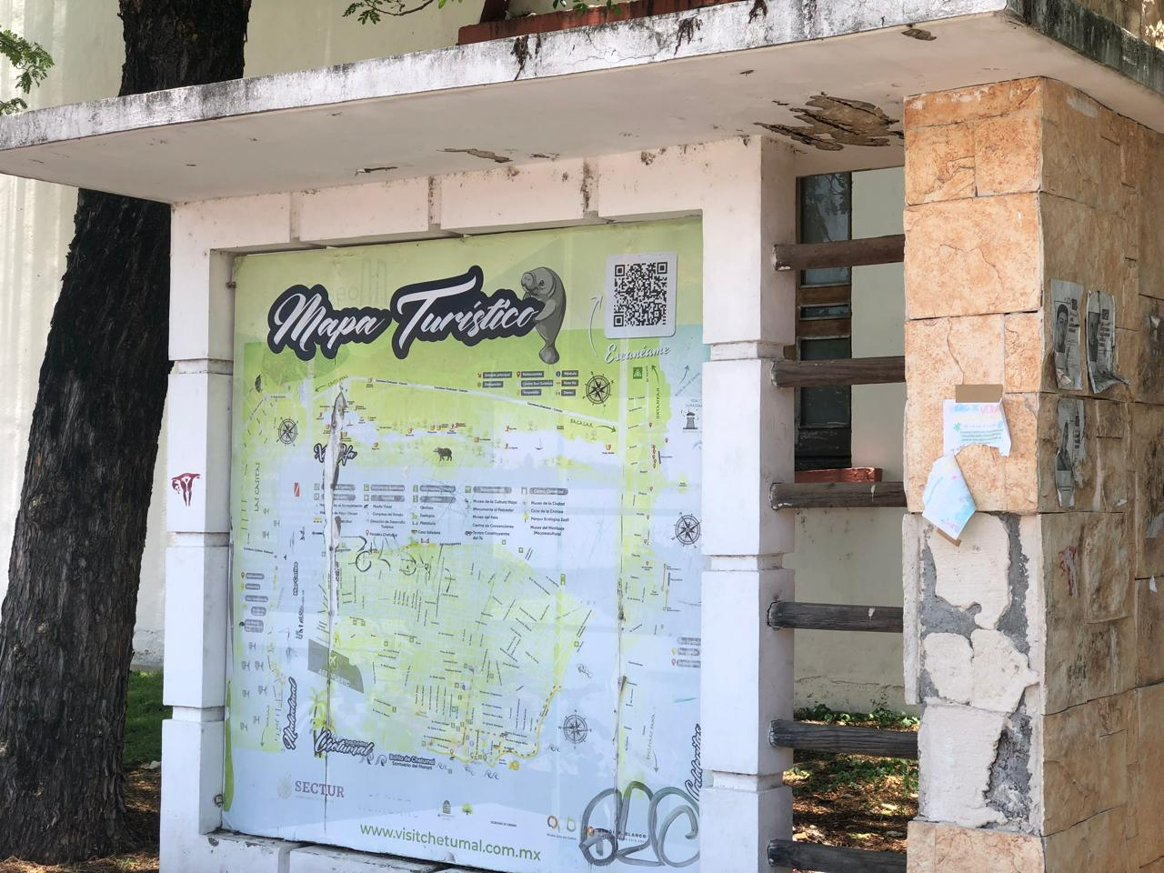 Los mapas turísticos de la zona se encuentran en mal estado.