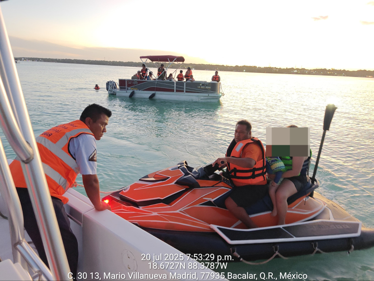Embarcación se hunde en la Laguna de Bacalar; rescatan a 11 personas