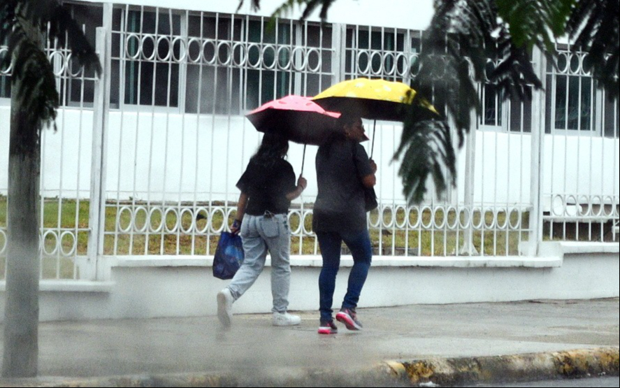 Onda tropical y canales de baja presión provocarán lluvias vespertinas en Campeche   