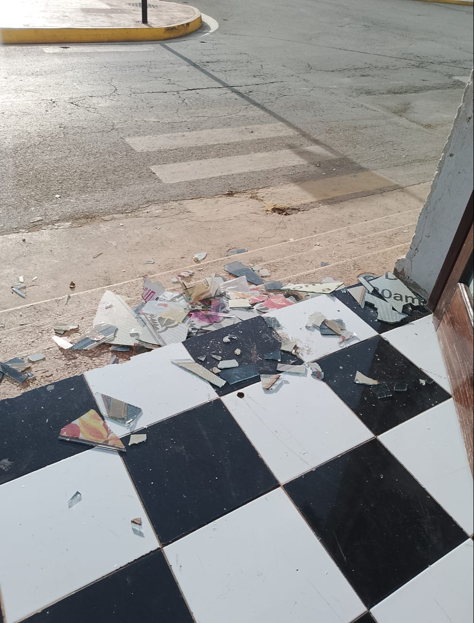 El viento rompió una puerta del Centro Cultural de Dzitbalché a pesar de estar asegurada. El viento rompió una puerta del Centro Cultural de Dzitbalché a pesar de estar asegurada.