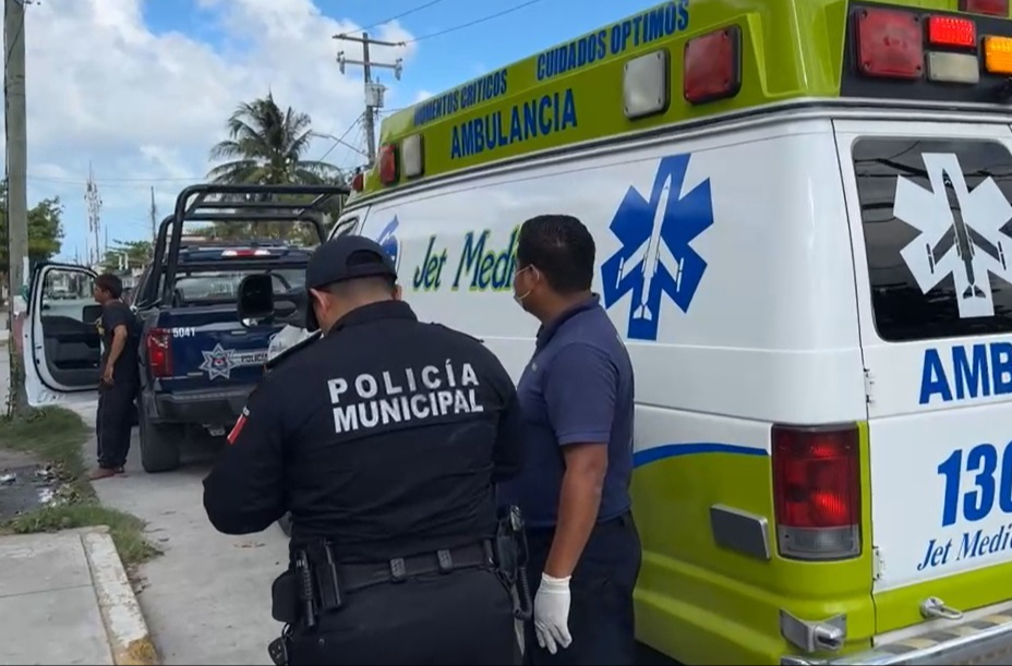 Elementos de la Policía Municipal y paramédicos atendieron el llamado de emergencia.