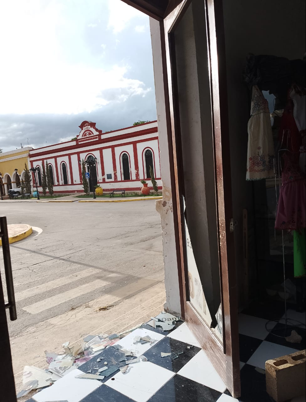 En Calkiní, vecinos ayudaron a liberar calles bloqueadas por árboles caídos. En Calkiní, vecinos ayudaron a liberar calles bloqueadas por árboles caídos.