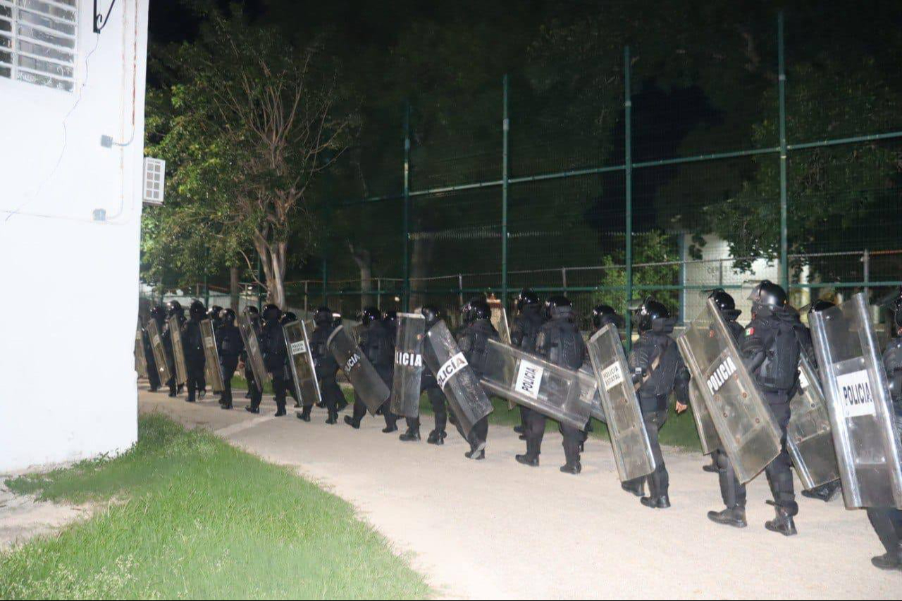 Fuerzas estatales y federales participaron en el operativo en el Cereso de Mérida