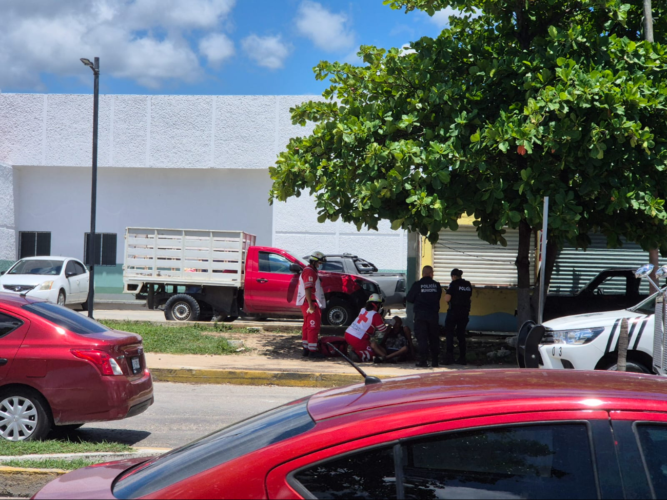 Golpeado y en estado de ebriedad: Hombre de 52 años es hallado sobre el pavimento en Champotón tras agresión Golpeado y en estado de ebriedad: Hombre de 52 años es hallado sobre el pavimento en Champotón tras agresión