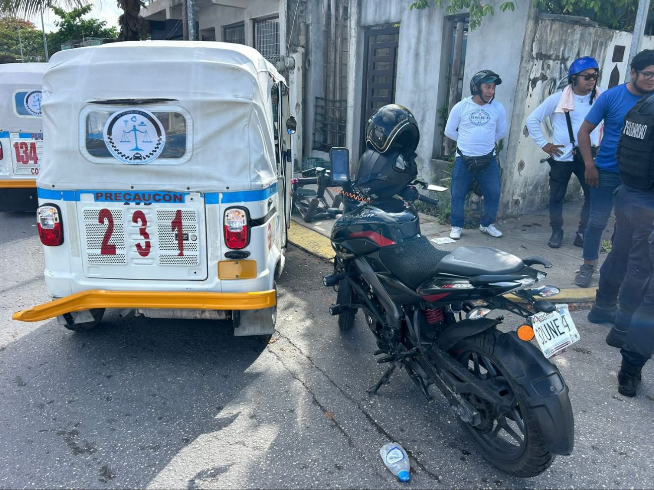 Mototaxista no respetó alto obligatorio y provocó lesiones a mujer de la tercera edad en Playa del Carmen