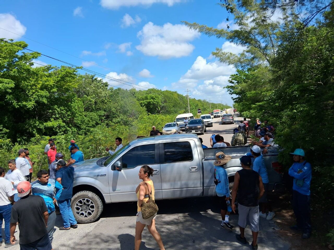 Por deficiencia en servicios públicos habitantes realizaron bloqueos en la entrada y salida de Mahahual