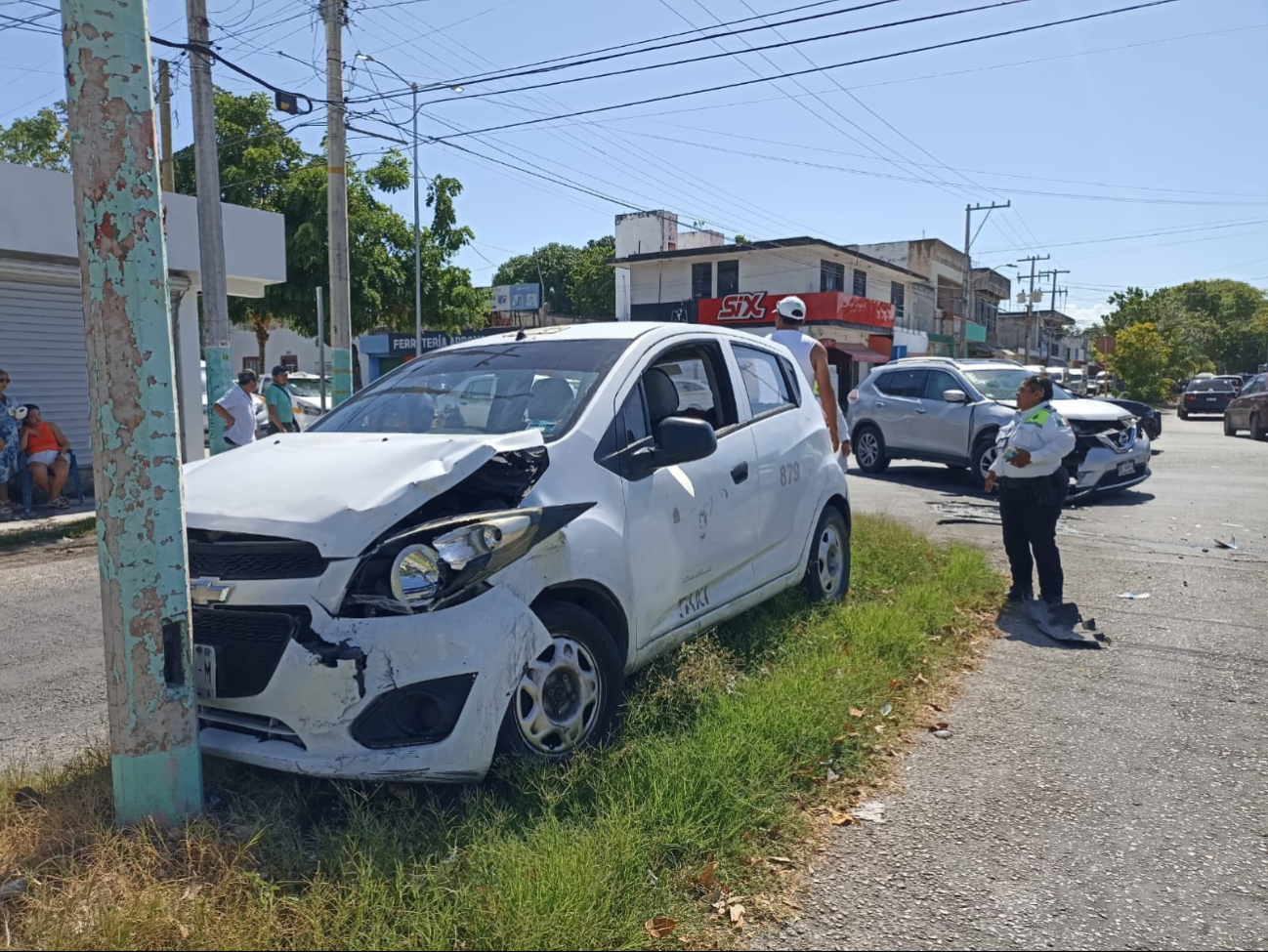 Accidente vial provoca fractura de costillas a un adulto mayor cerca del Mercado Viejo de Chetumal