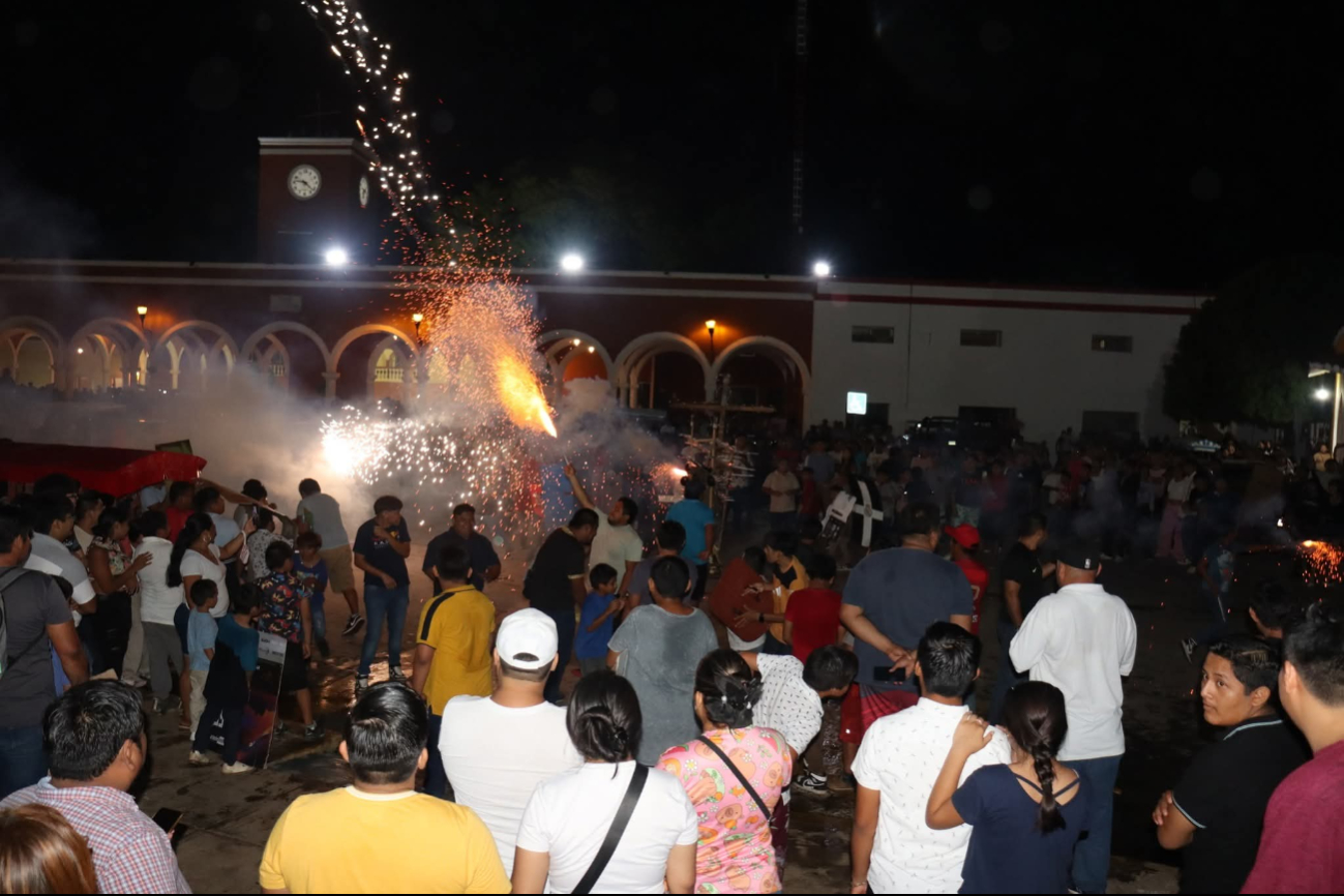 Evitan que unidad de la Policía Municipal se incendie durante festejos patronales en Hecelchakán