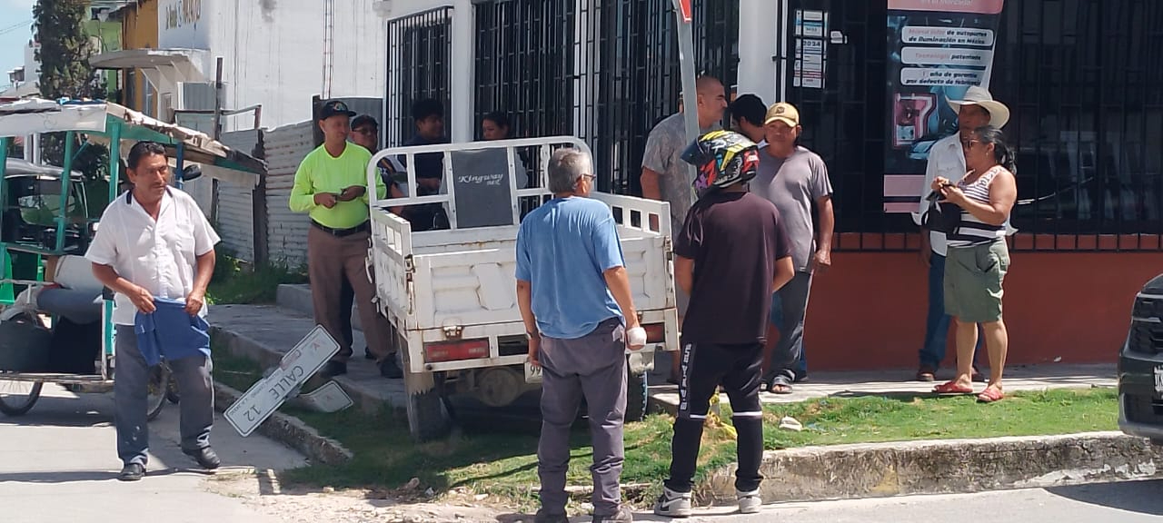 Conductor de motocarro huye tras choque y termina estampado en banqueta en Candelaria