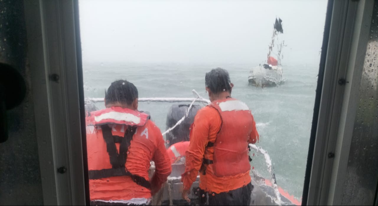 Marina rescata a pescador  frente a las costas de Campeche; falla en motor lo dejó varado en altamar