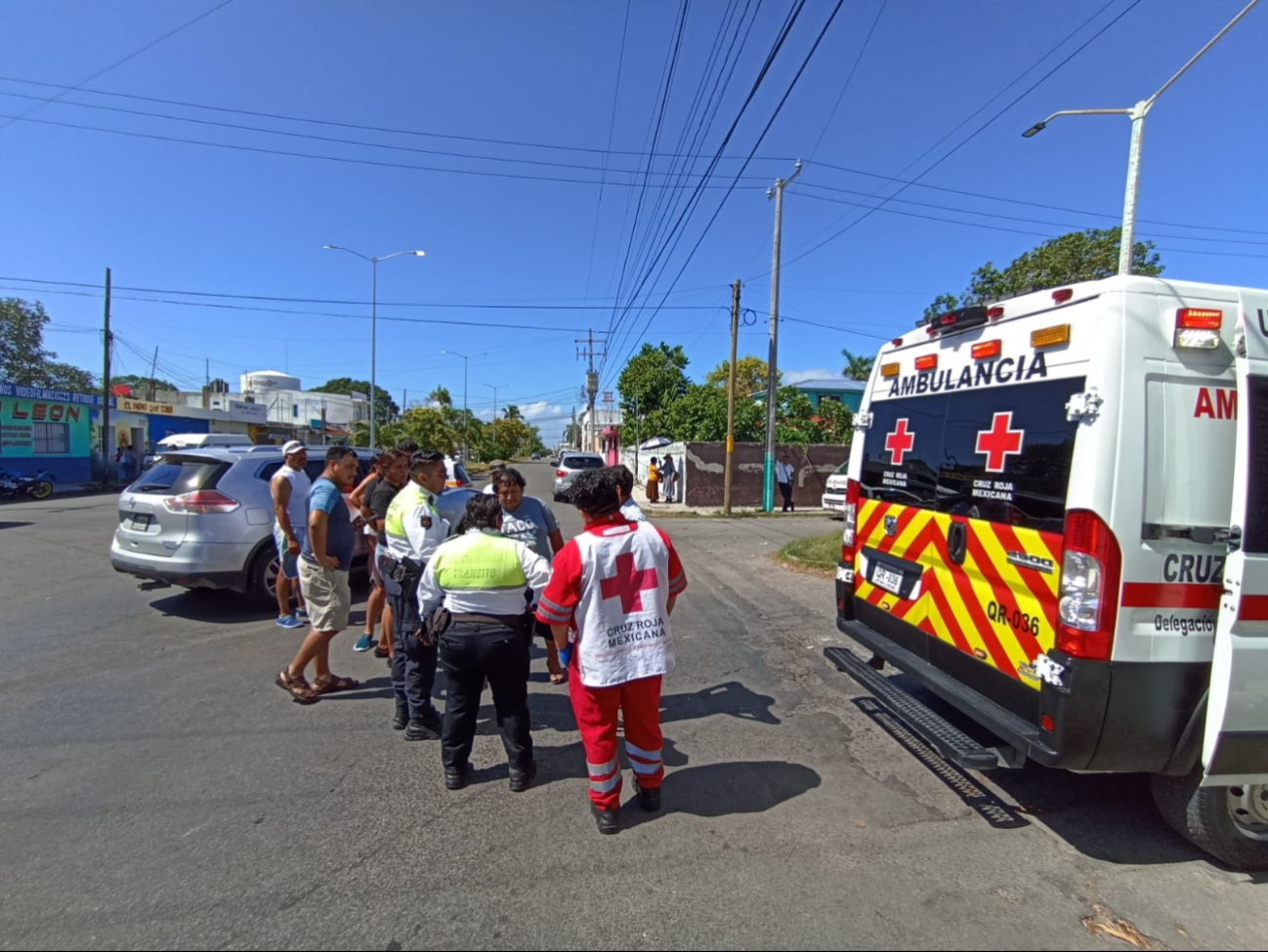 Una ambulancia de la Cruz Roja Mexicana atendió el llamado de emergencia.