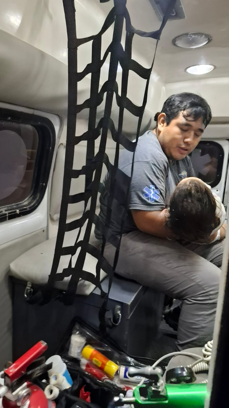 Una menor de edad fue otras de las personas a quienes los paramédicos auxiliaron Una menor de edad fue otras de las personas a quienes los paramédicos auxiliaron