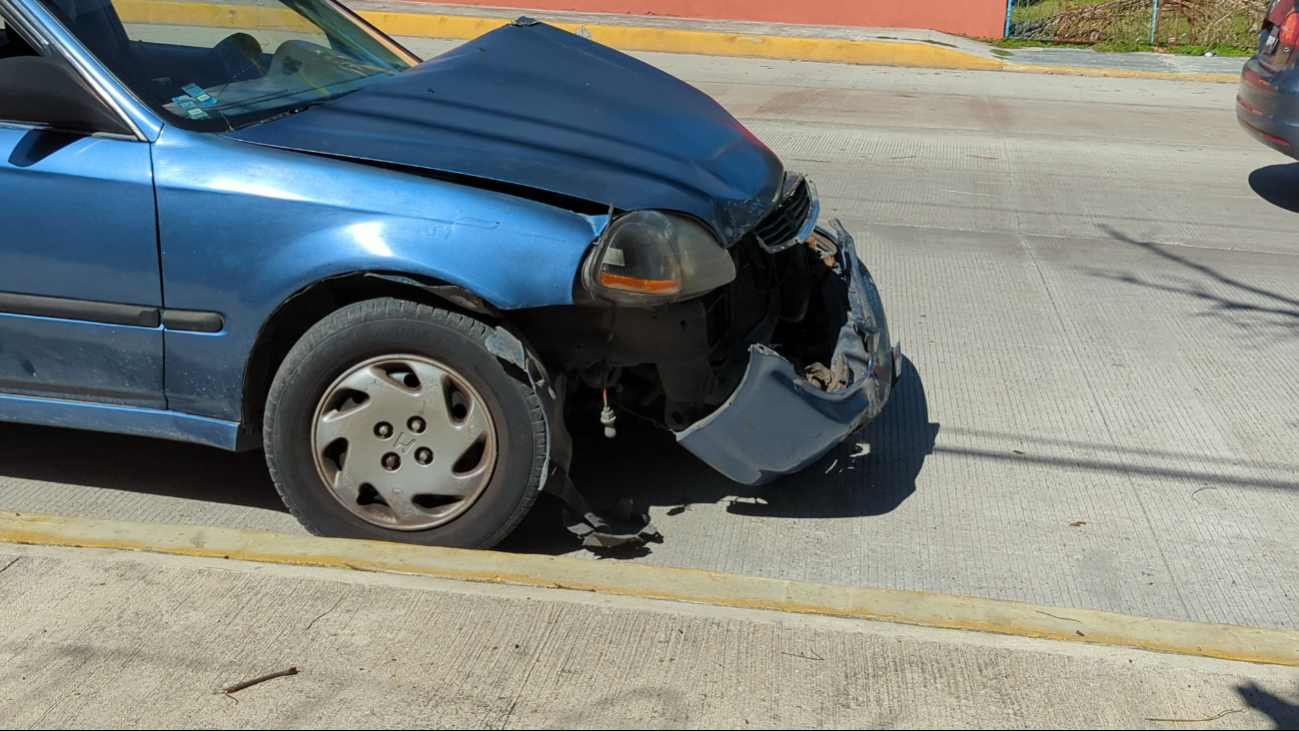 El impacto causó severos daños materiales, especialmente al Honda Civic, pero afortunadamente no hubo personas lesionadas. El impacto causó severos daños materiales, especialmente al Honda Civic, pero afortunadamente no hubo personas lesionadas.