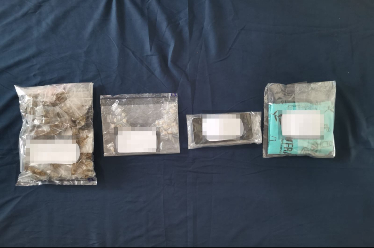 El sujeto llevaba entre sus pertenencias dosis de diferentes drogas listas para su venta. El sujeto llevaba entre sus pertenencias dosis de diferentes drogas listas para su venta.