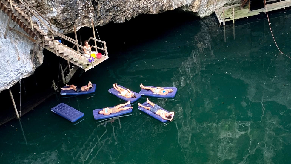 En este lugar podrás refrescarte en un espectacular cenote En este lugar podrás refrescarte en un espectacular cenote