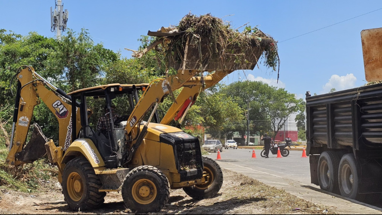 Fue necesario utilizar maquinaria pesada para remover la gran cantidad de basura acumulada. Fue necesario utilizar maquinaria pesada para remover la gran cantidad de basura acumulada.