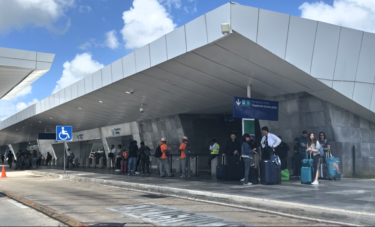 “Me siento timada e intimidada": Turistas señalan a transportistas del  aeropuerto de Cancún por engaños y cobros excesivos