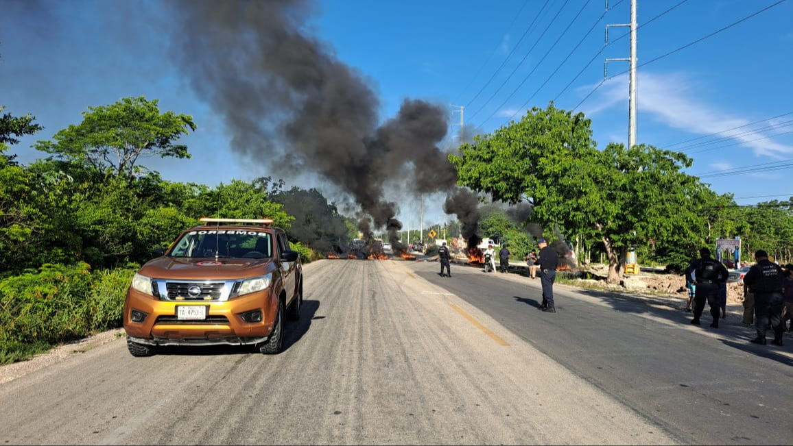 Los habitantes que lograron escapar hicieron un bloqueo en la Carretera Federal 307 Los habitantes que lograron escapar hicieron un bloqueo en la Carretera Federal 307