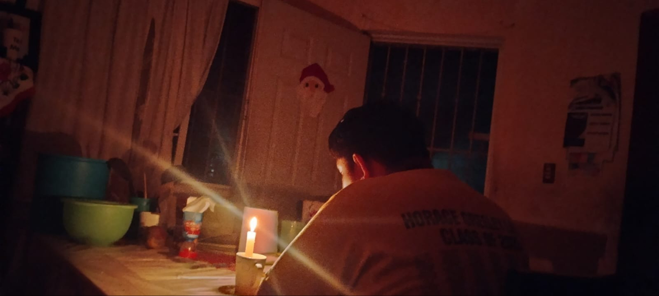 Los habitantes tienen que trabajar o estudiar con velas, pues los apagones son cada vez más seguidos.