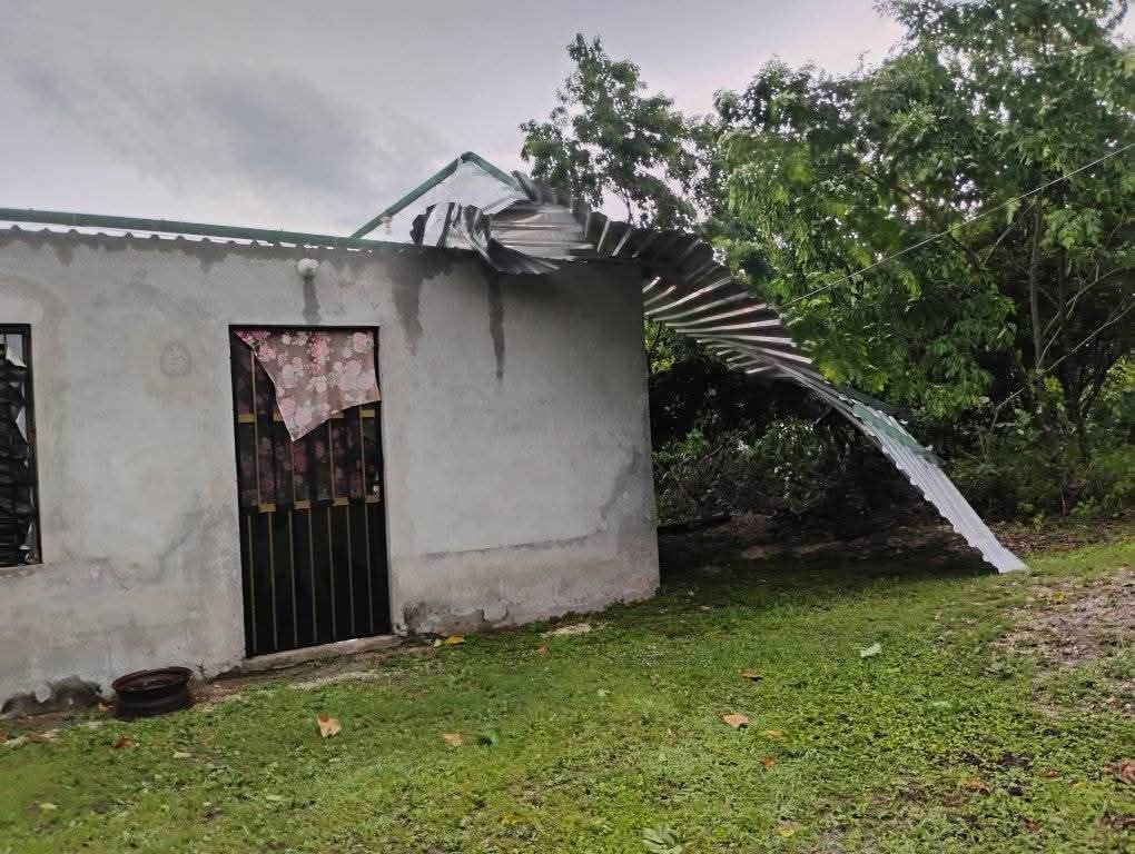 Intensa lluvia y fuertes vientos causan daños en la Región de Centenario en Escárcega