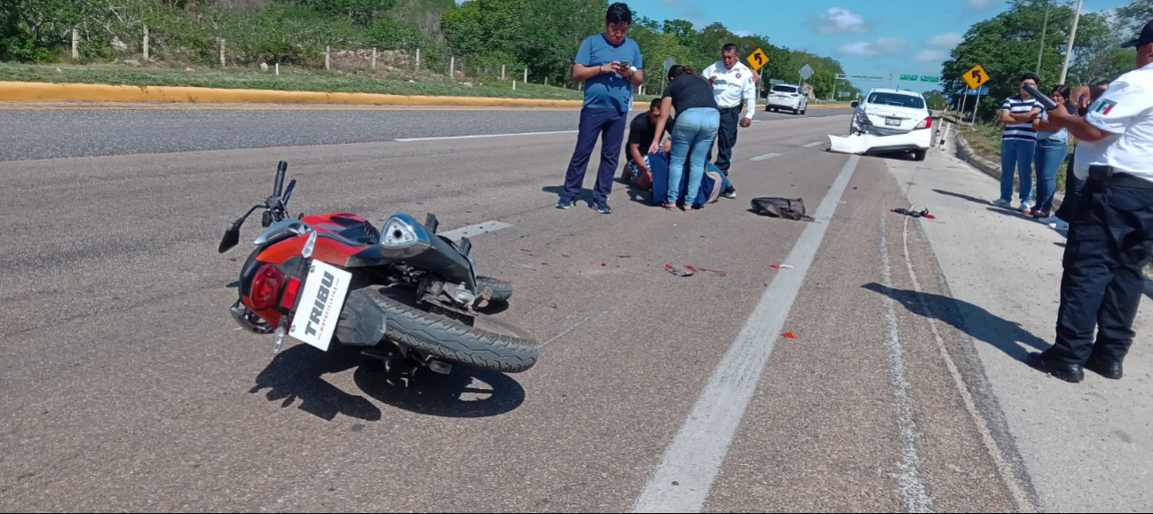 Motociclista de Tenabo sufre fuerte lesión tras colisión en Xcuncheil