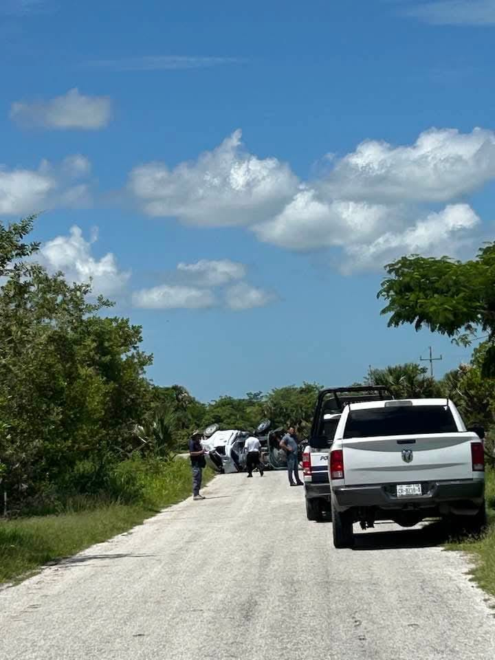 Camioneta da varias vueltas en carretera de Sabancuy; dos personas perdieron la vida