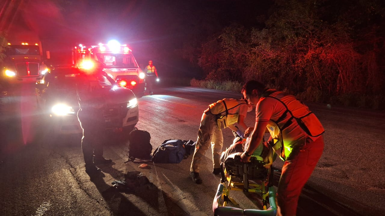 Tráiler sin luces provoca aparatoso accidente Tráiler sin luces provoca aparatoso accidente