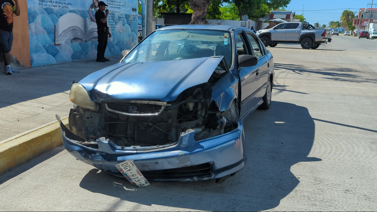 Conductora protagoniza aparatoso choque en la colonia Justo Sierra en Ciudad del Carmen   