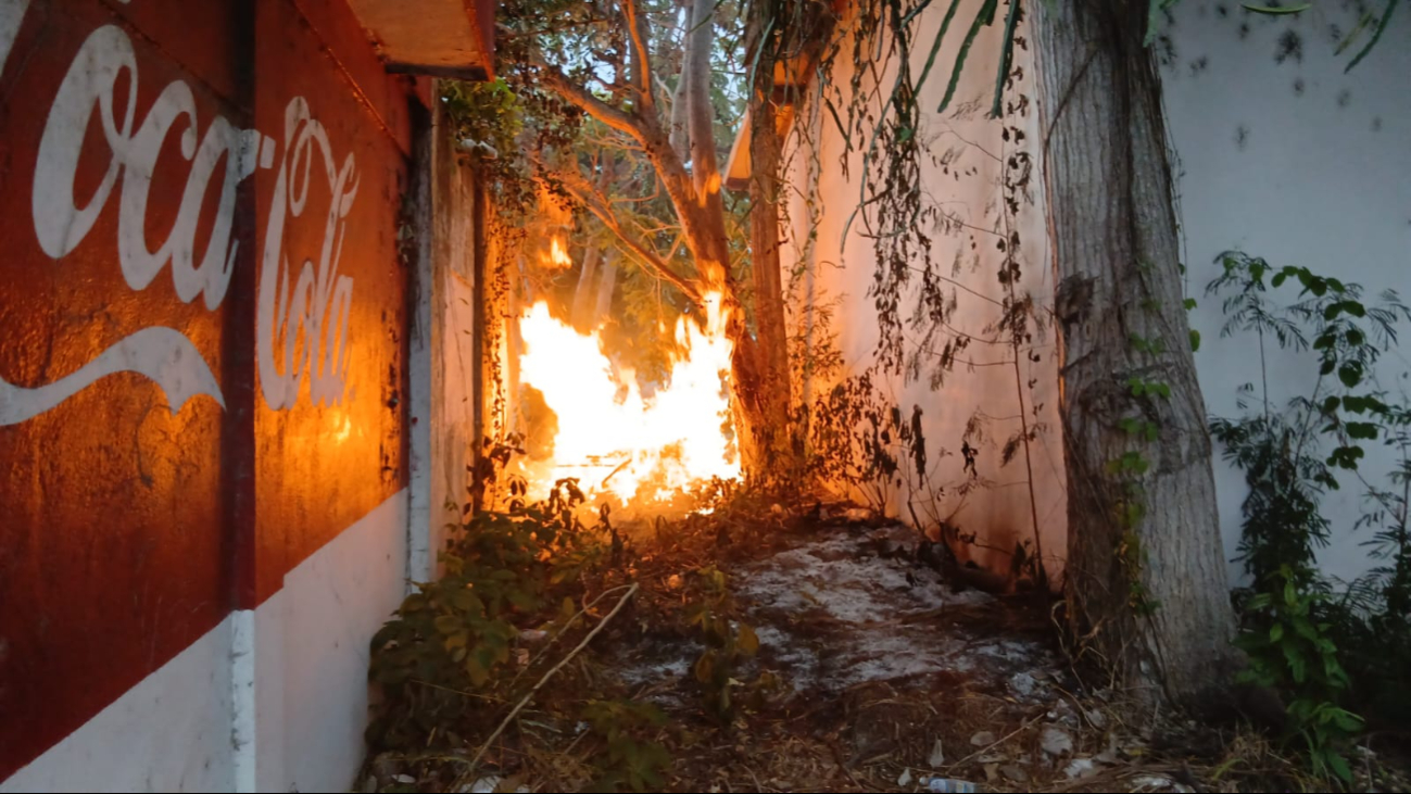 Hombre prende fuego a ramas y casi provoca incendio en negocio de Escárcega   