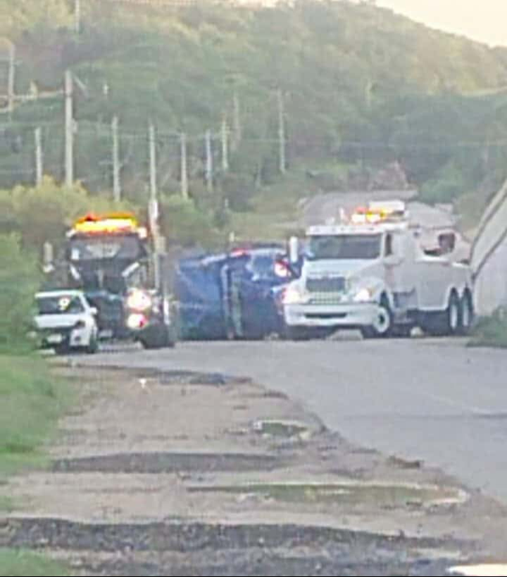 Tráiler con pollo Crío vuelca en Haltunchén y desata rapiña
