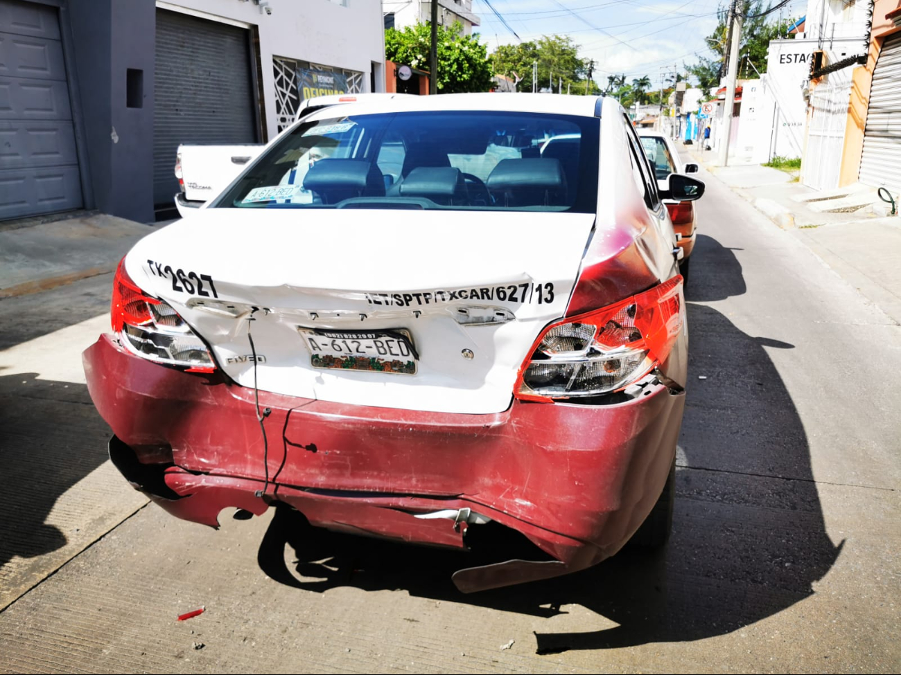 Aparatosa carambola entre camioneta y taxis deja caos vial en Campeche Aparatosa carambola entre camioneta y taxis deja caos vial en Campeche