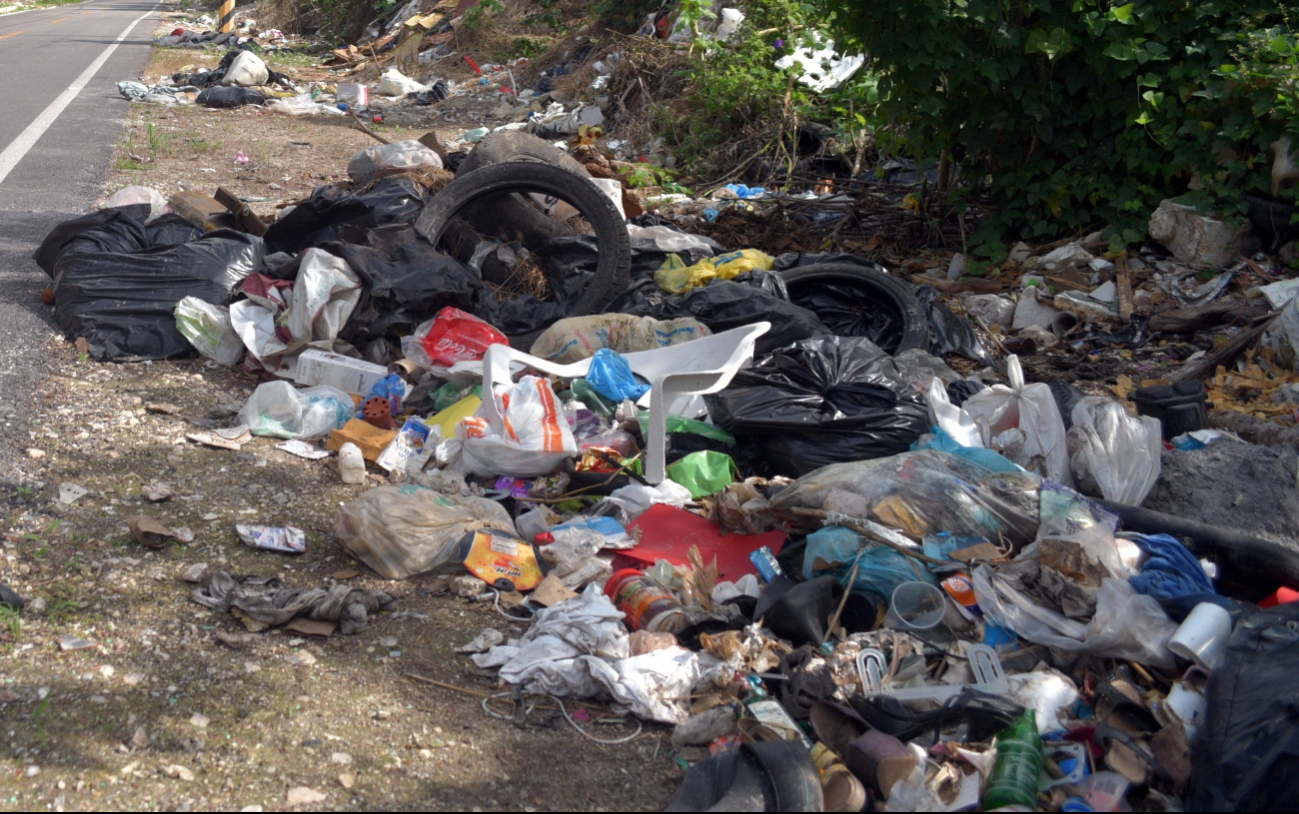 Basura, malos olores y vehículos viejos: la lucha diaria en Hampolol Basura, malos olores y vehículos viejos: la lucha diaria en Hampolol