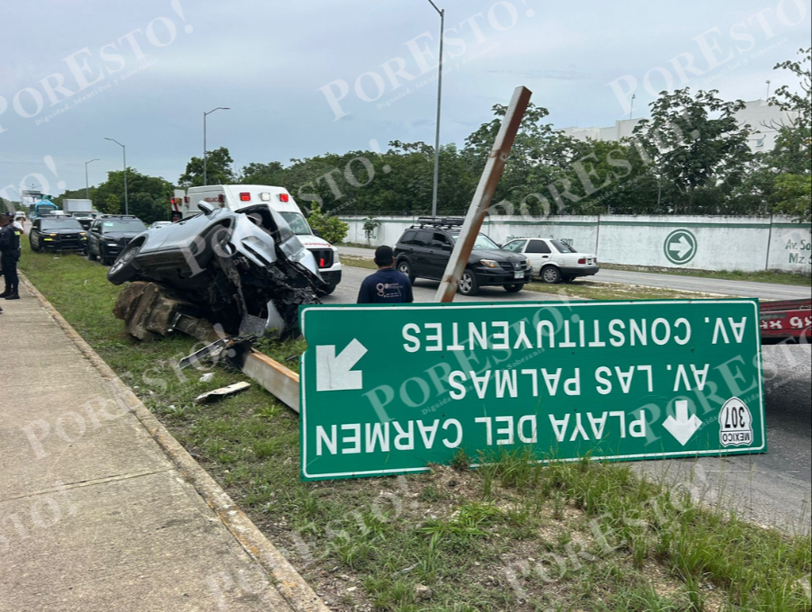 Fuerte accidente en  Playa del Carmen: Camioneta se impacta contra señalamiento y deja tres personas lesionadas