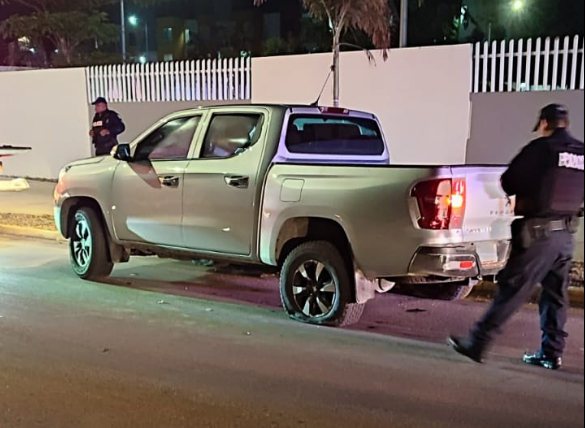 El sujeto que viajaba a bordo de una camioneta color gris fue detenido por las autoridades